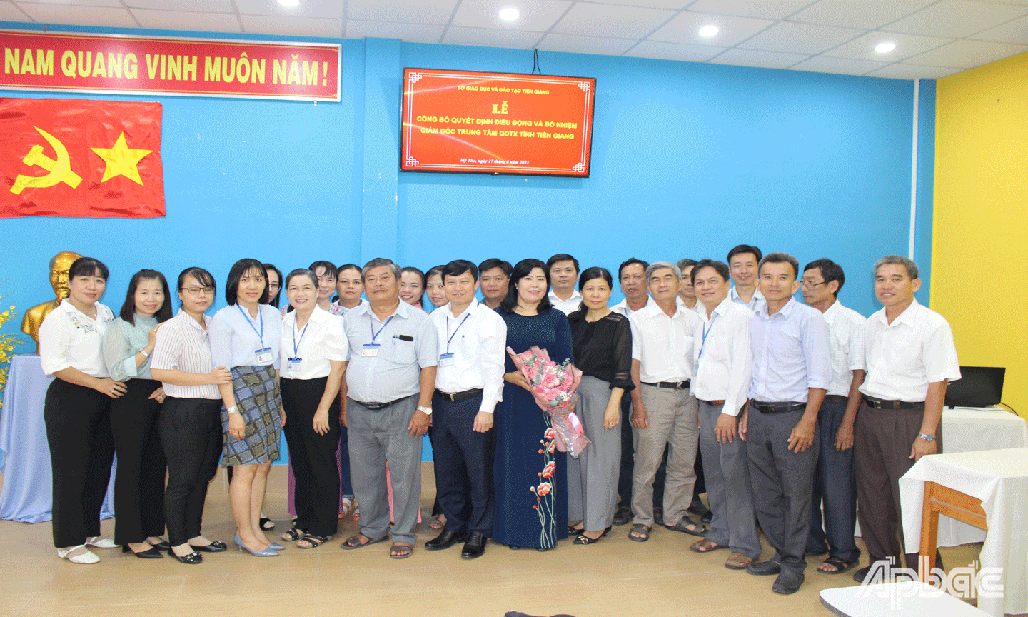 Đại biểu chụp ảnh lưu niệm cùng các thầy, cô Trung tâm Giáo dục Thường xuyên tỉnh Tiền Giang. 