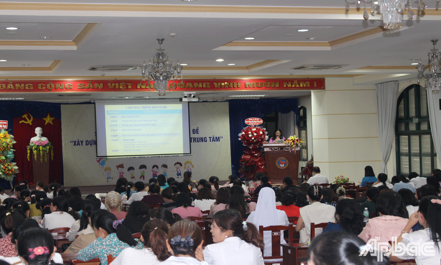 Phó Giám đốc Sở GD-ĐT Huỳnh Thị Phượng phát biểu. 