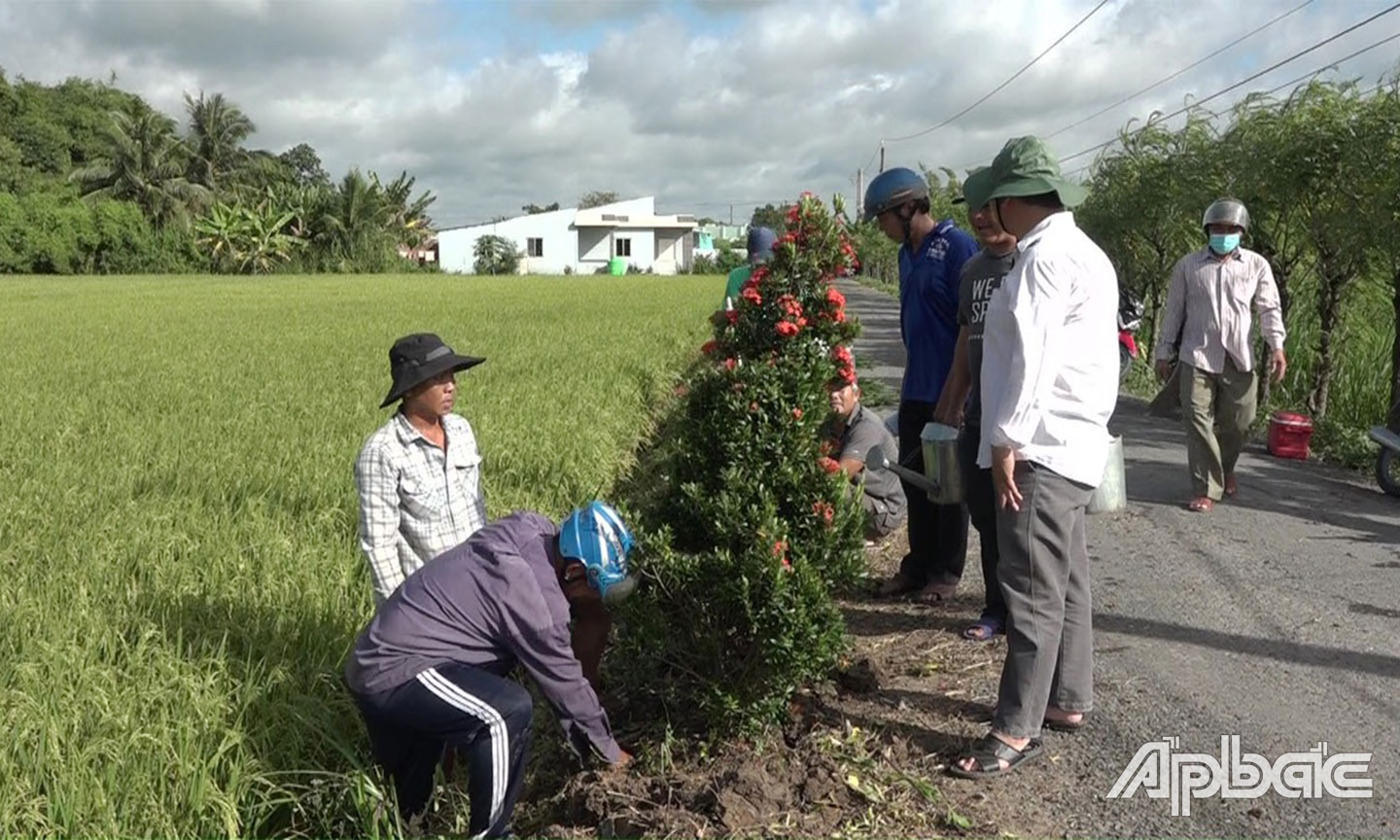 Các đoàn thể xã cùng nhân dân trồng hoa tạo mỹ quan cho các tuyến đường trên địa bàn xã Bình Tân.