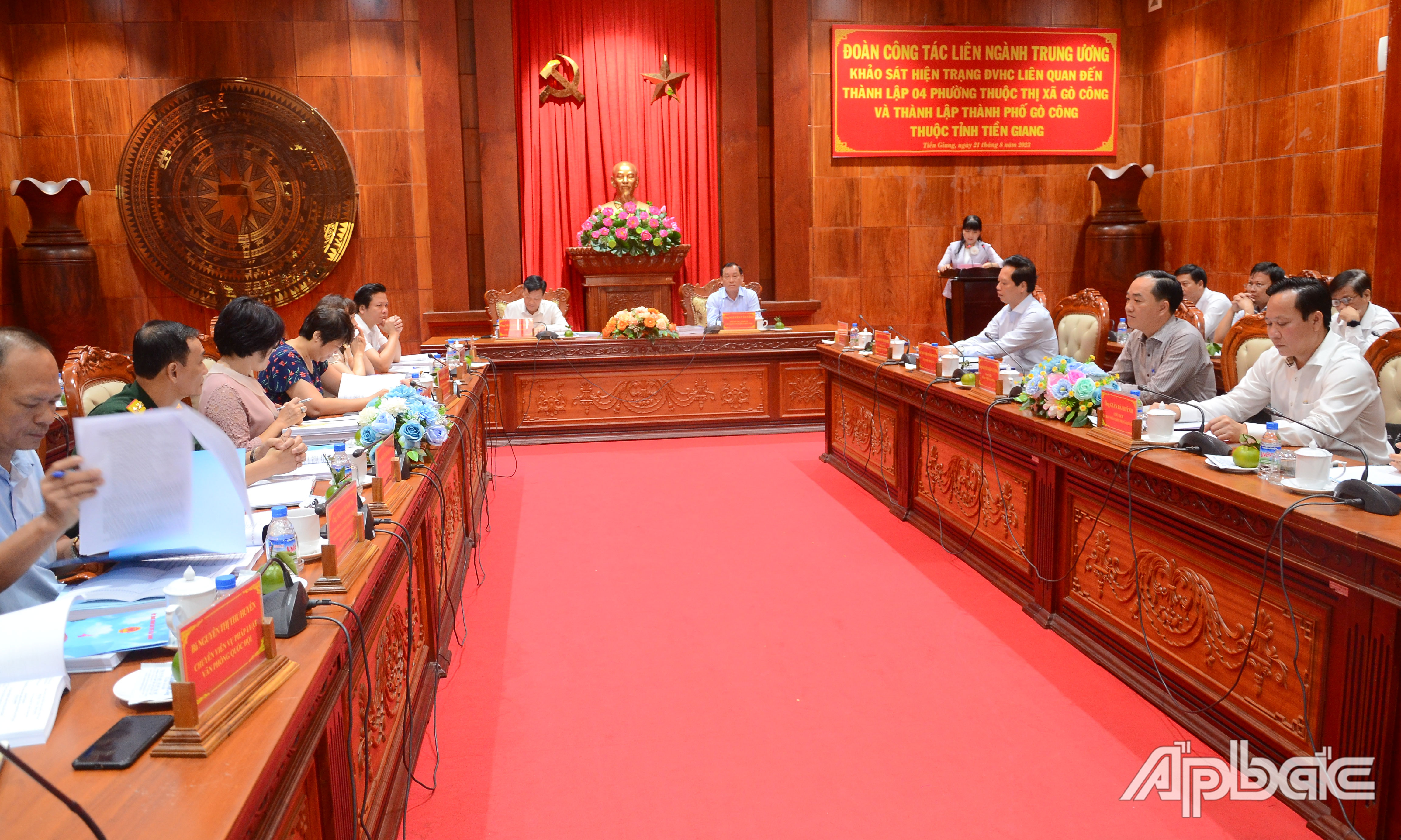 Quang cảnh buổi làm việc.