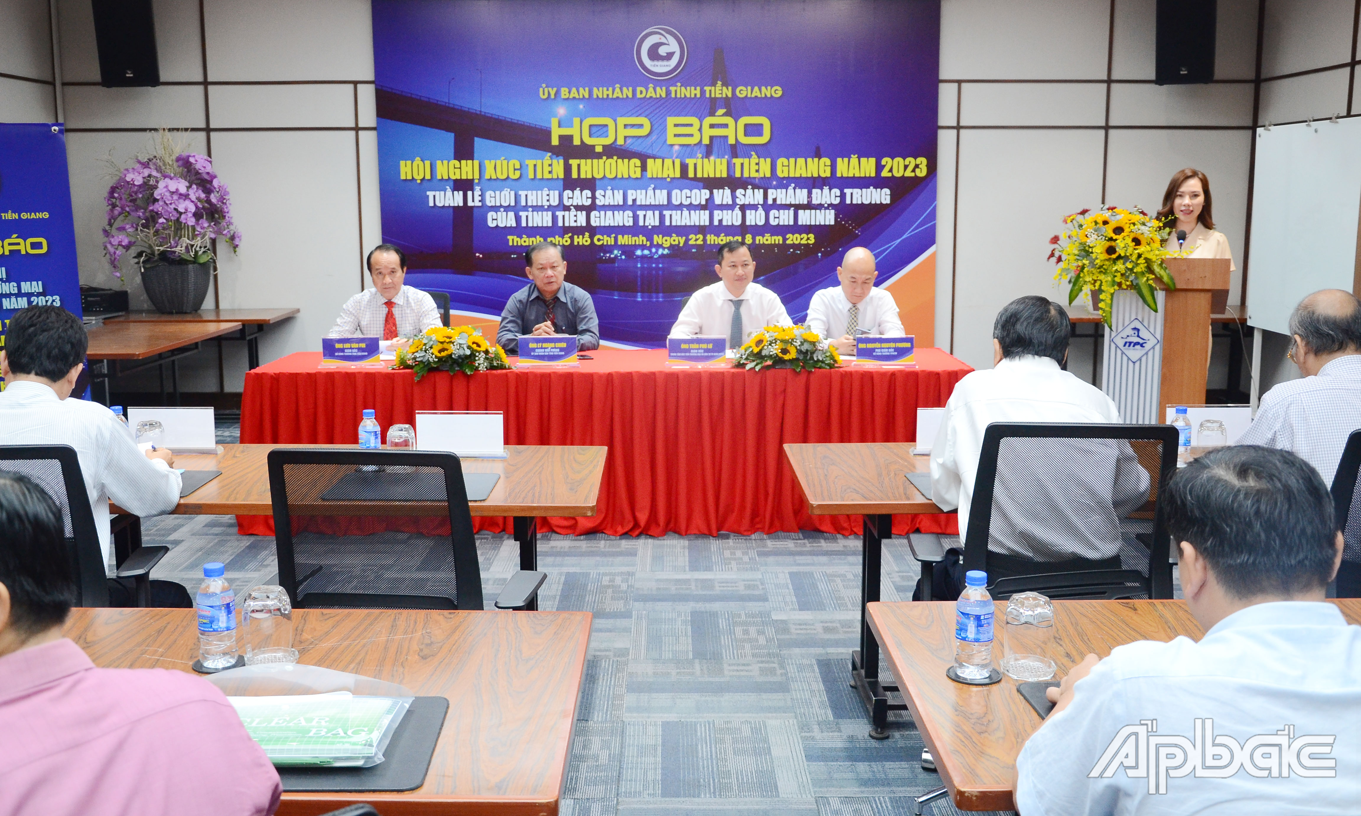 Quang cảnh buổi họp báo.