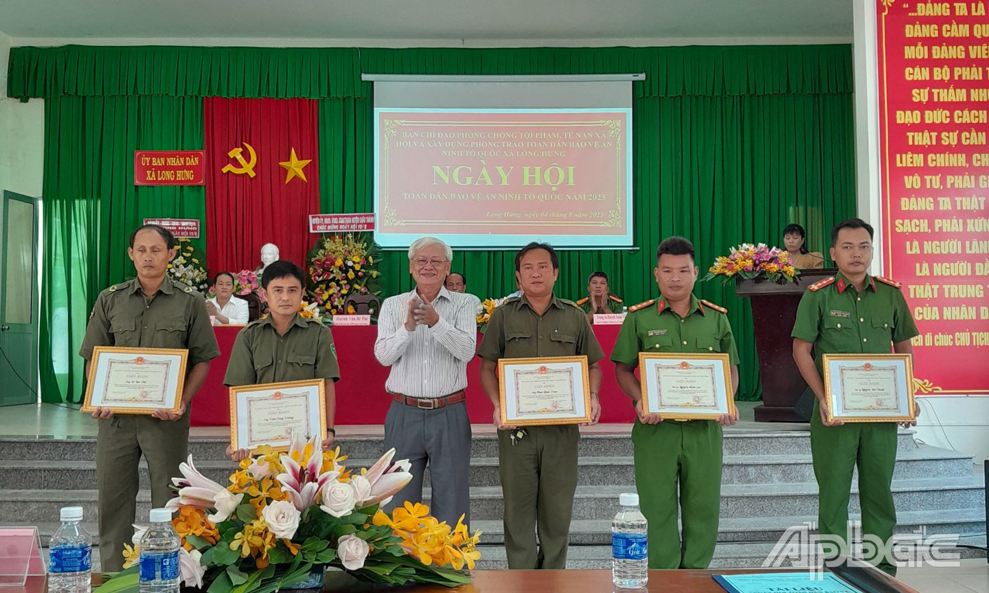 Chủ tịch UBND huyện Châu Thành Huỳnh Văn Bé Hai trao Giấy khen cho các tập thể và cá nhân  thành tích trong phong trào Toàn dân bảo vệ ANTQ.