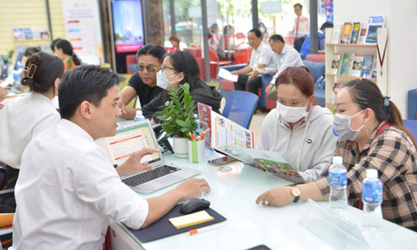 Thí sinh nộp hồ sơ xét tuyển tại Trường Đại học Kinh tế - Tài chính TPHCM (UEF). Ảnh: CAO THĂNG