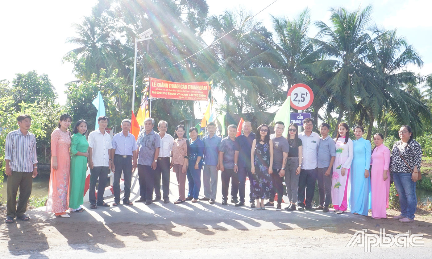 Đại biểu chụp ảnh lưu niệm tại lễ khánh thành cầu Thanh Đàm