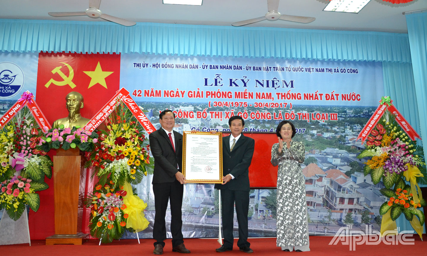 Lãnh đạo TX. Gò Công đón nhận Quyết định công nhận TX. Gò Công đạt tiêu chí đô thị loại III vào năm 2017.