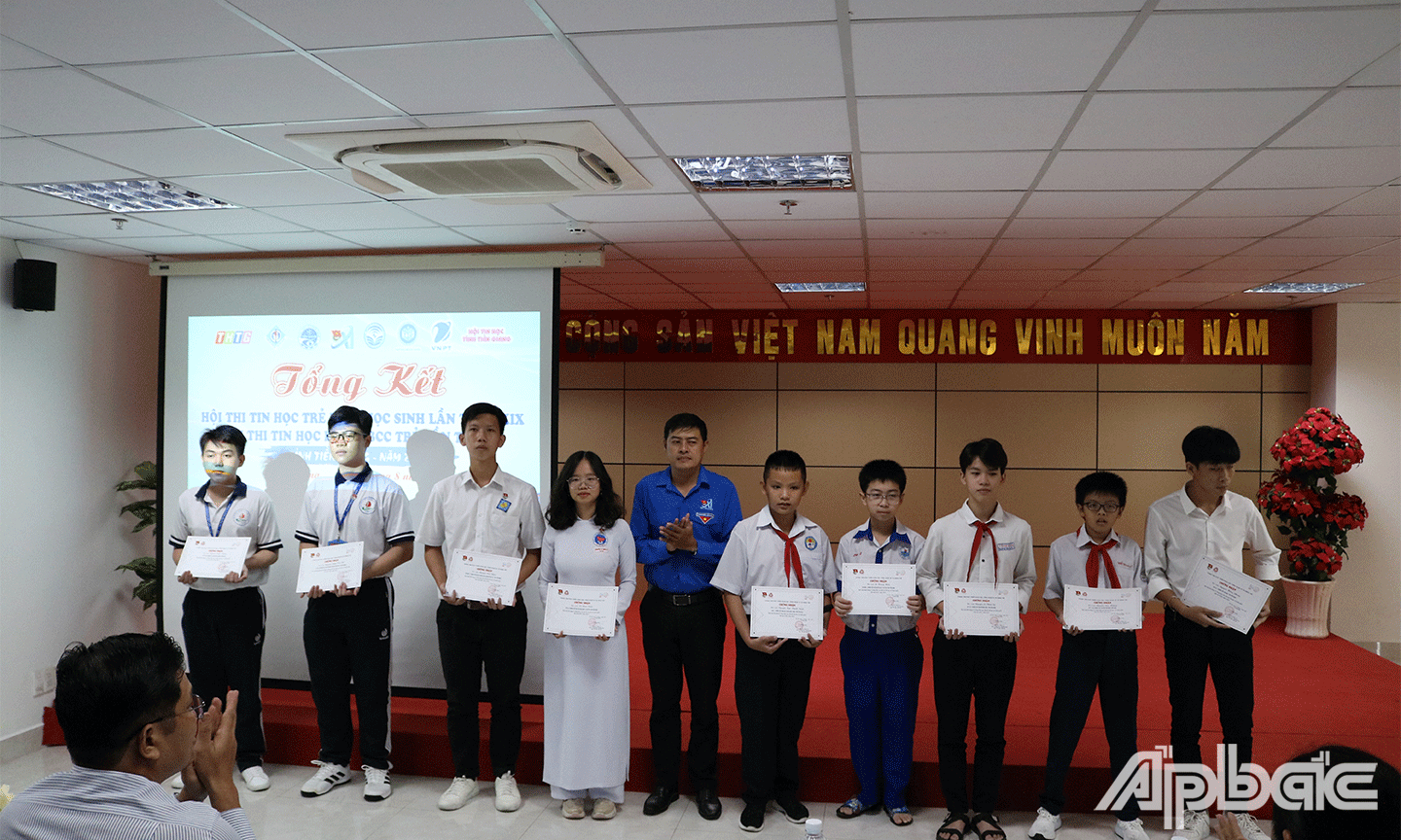 trao thưởng cho các thí sinh đạt giải tại vòng thi khu vực Hội thi Tin học trẻ toàn quốc lần thứ 29 năm 2023