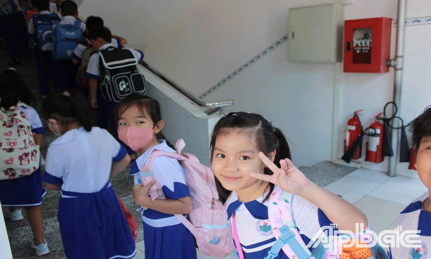 Học sinh Trường Tiểu học Thủ Khoa Huân, TP. Mỹ Tho háo hức đến trường.