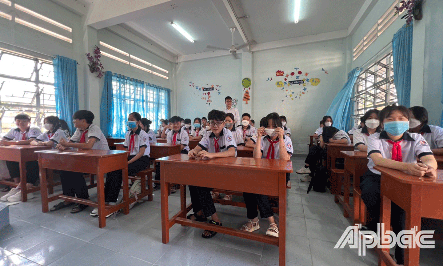 Học sinh Trường Tiểu học - THCS Lê Văn Nghề, TP. Mỹ Tho trong ngày đầu tiên đến trường.