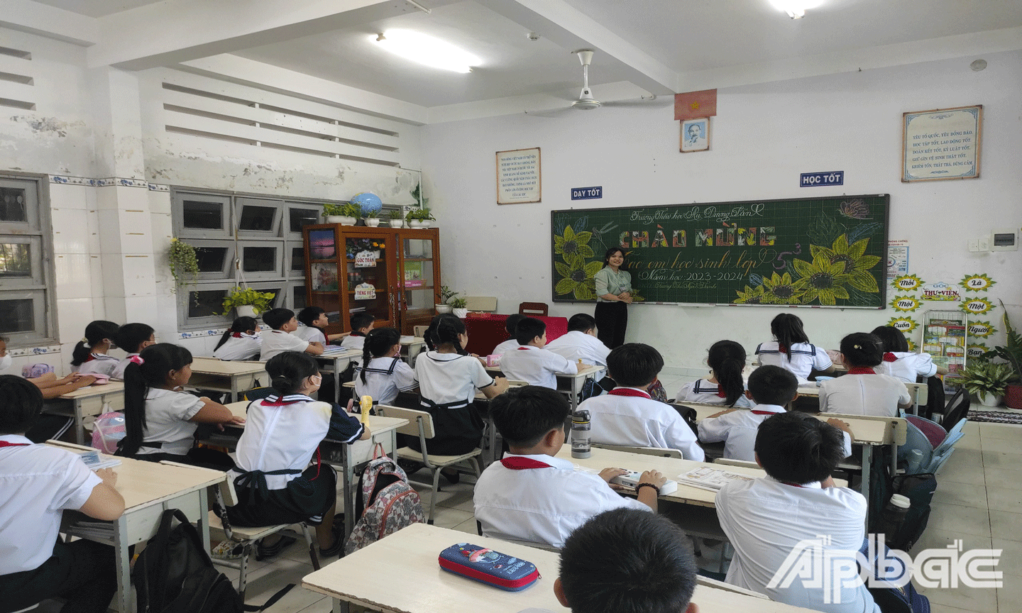 Giáo viên Trường Tiểu học Âu Dương Lân, TP. Mỹ Tho chào đón học sinh trong ngày tựu trường.