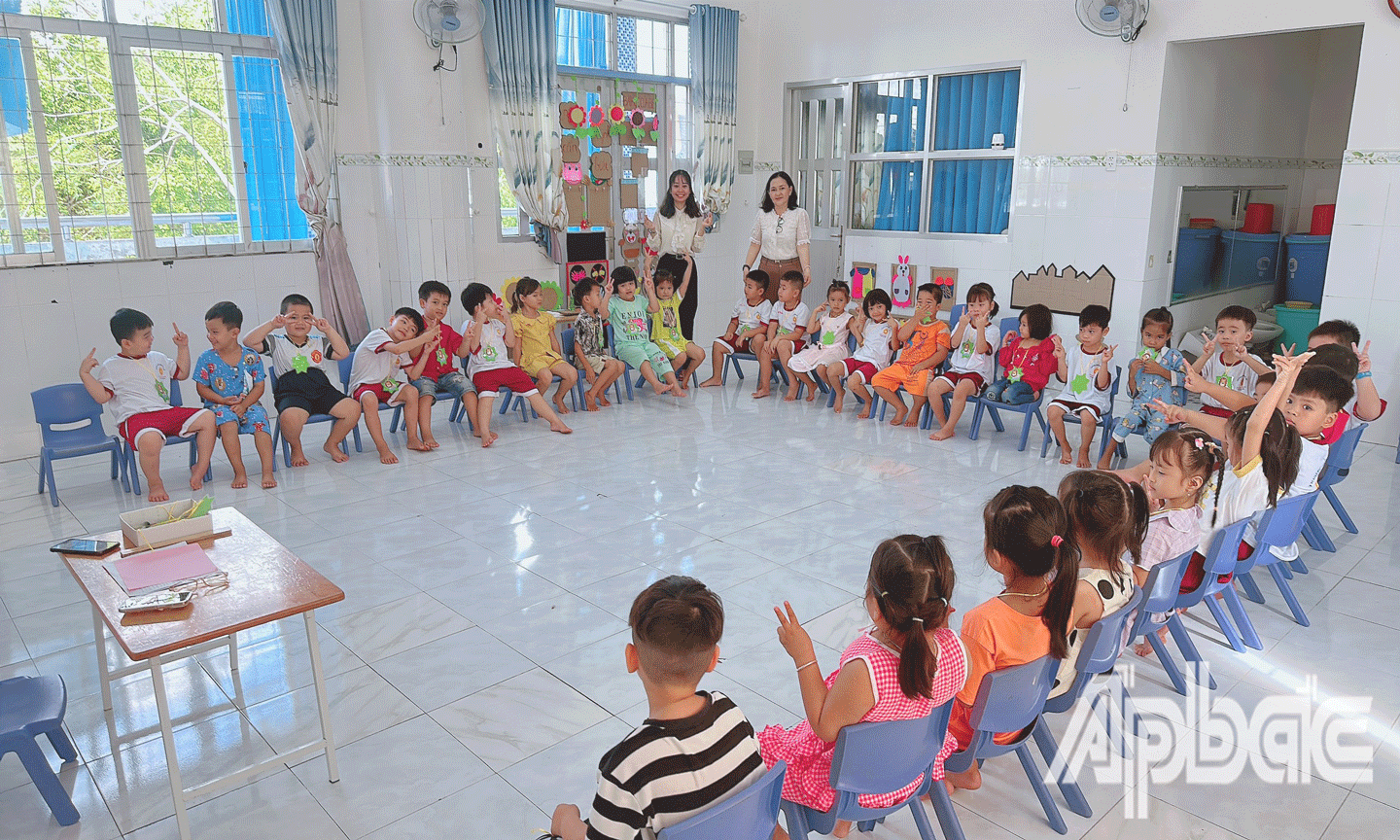 Ngày đầu tiên đi học trở lại, Trường Mầm non Phú Mỹ, huyện Tân Phước có trên 90% trẻ ở các độ tuổi đã ra lớp.