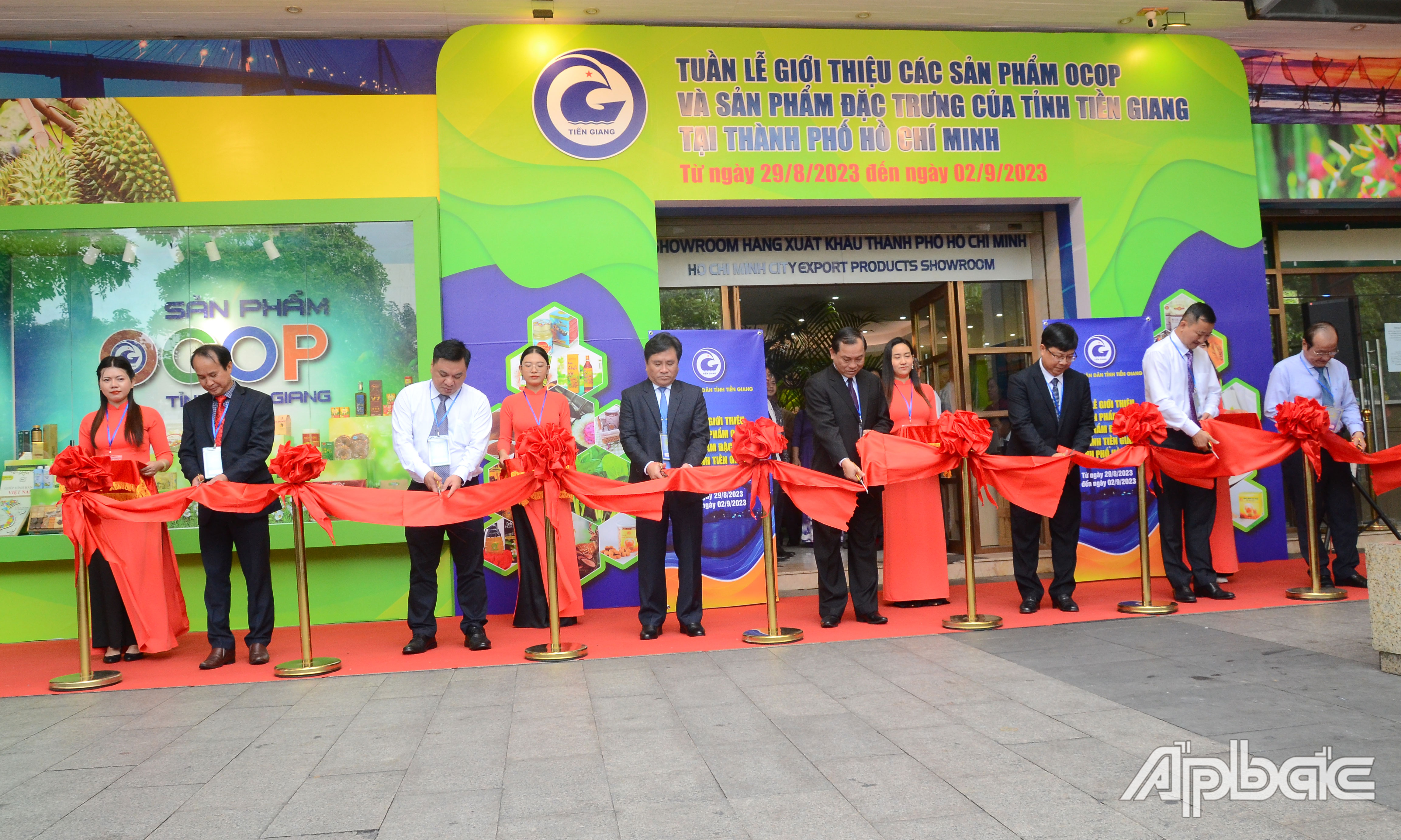 Nghi thức cắt băng khai mạc Tuần lễ.