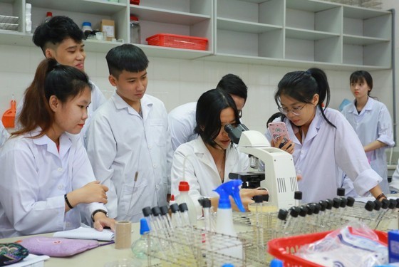Sinh viên Trường ĐH Quốc tế (ĐH Quốc gia TPHCM) trong giờ thực hành.