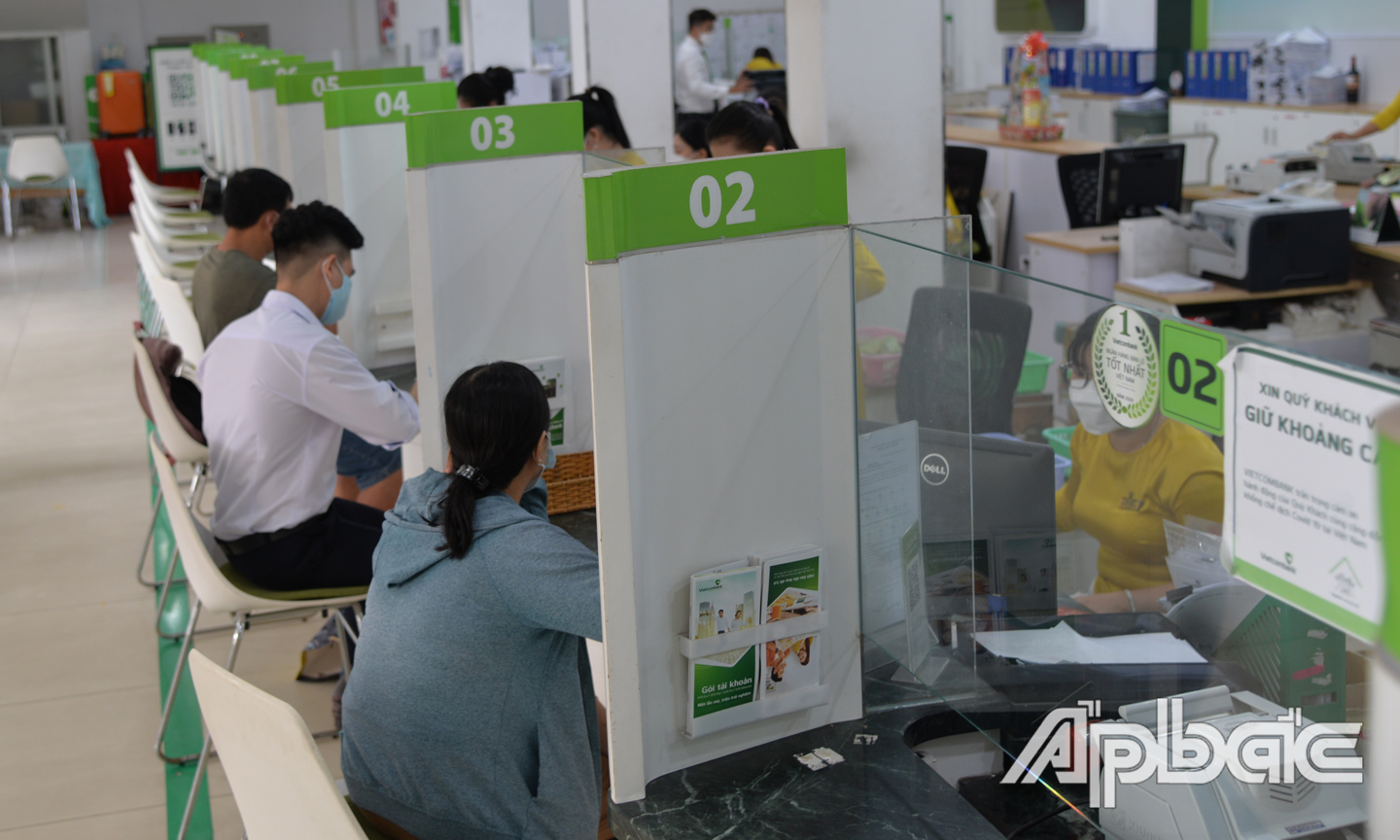 Giao dịch tại Vietcombank chi nhánh Tiền Giang.