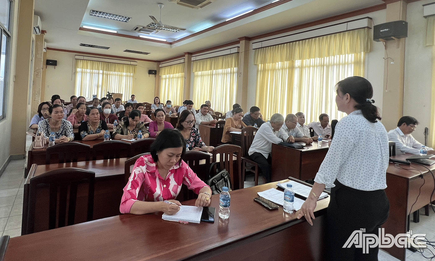 Phó Giám đốc Sở LĐTB&XH tỉnh Nguyễn Thị Mỹ Nương, đã thông tin đến các đại biểu những vấn đề liên quan đến công tác bình đẳng giới.