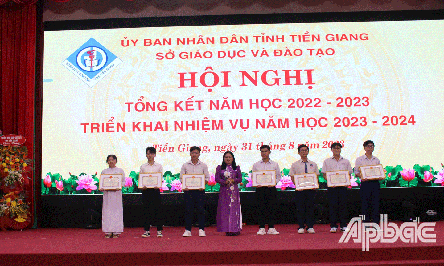 Phó Giám đốc Sở Giáo dục và Đào tạo tỉnh Tiền Giang Huỳnh Thị Phượng  trao thưởng cho học sinh.