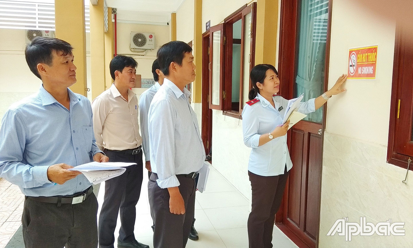     Cụ thể, Đoàn làm việc tại UBND các huyện, xã và giám sát thực hiện môi trường không khói thuốc tại một số địa điểm cấm hút thuốc theo quy định của Luật PCTHTL.