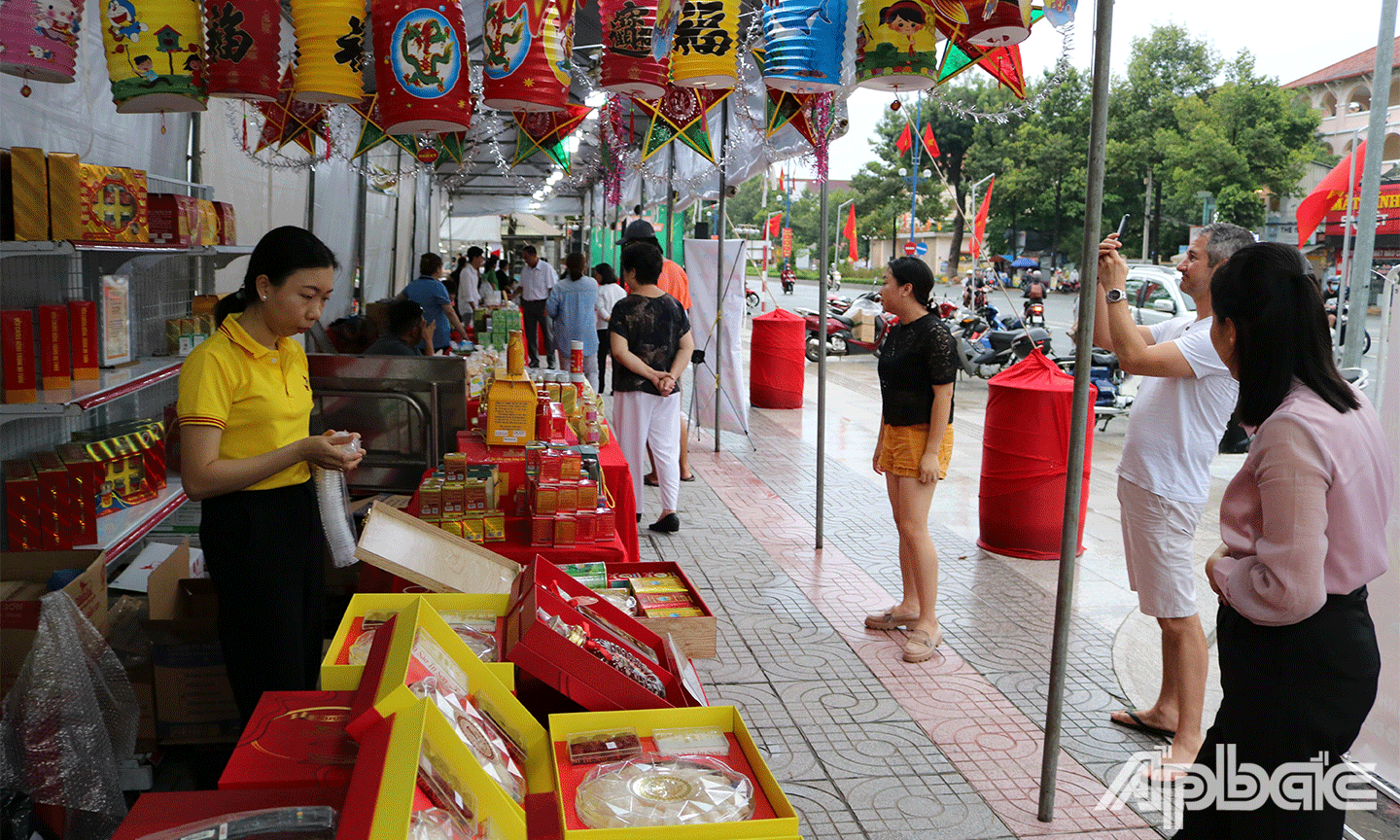 Khách hàng đến tham quan, mua sắm tại Phiên chợ