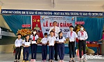 Trao quà cho học sinh xã Mỹ Trung nhân năm học mới