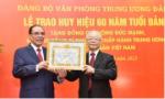 Nguyên Tổng Bí thư Nông Đức Mạnh nhận Huy hiệu 60 năm tuổi Đảng