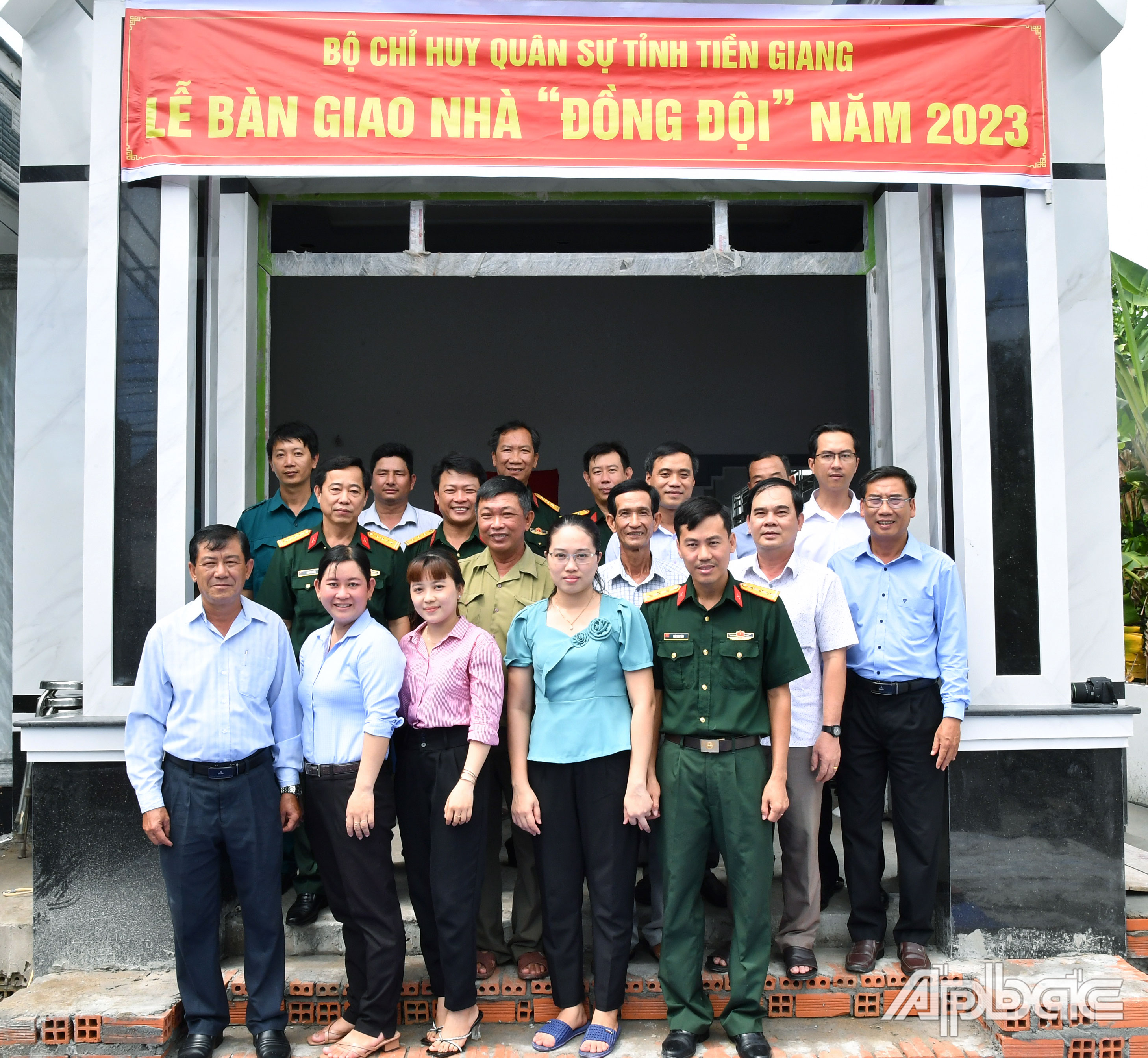 Đại biểu chụp ảnh lưu niệm tại Lễ bàn giao nhà “Đồng đội” cho Thượng úy Thân Minh Tâm, Ban CHQS huyện Cái Bè.