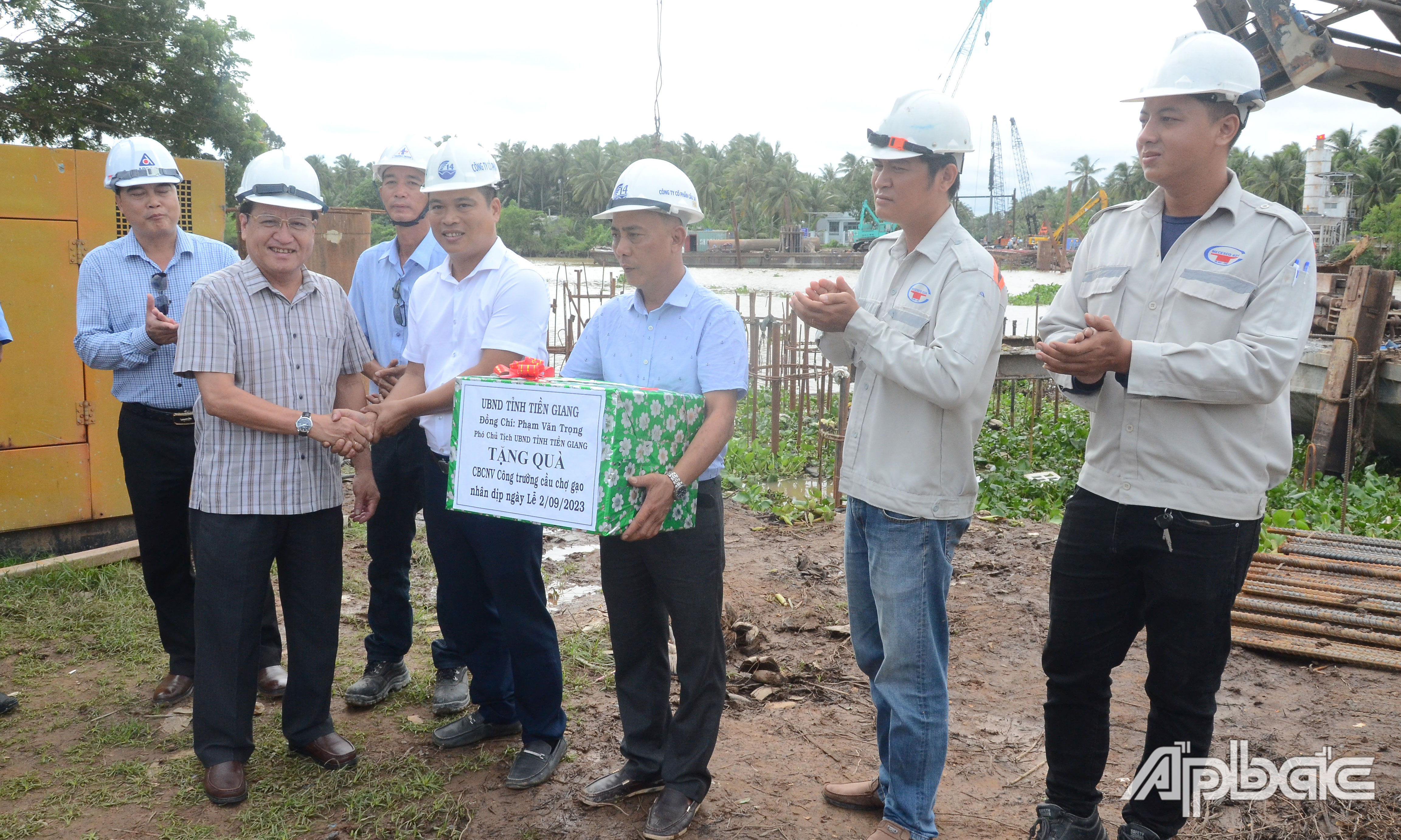 Đồng chí Phạm Văn Trọng tặng quà cán bộ, công nhân viên làm việc xuyên Lễ Quốc khánh 2-9 tại công trường cầu Chợ Gạo.