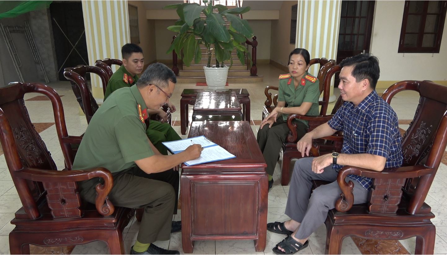 Tổ kiểm tra danh sách trực tại Viện kiểm sát nhân dân tỉnh.ảnh Thanh Việt