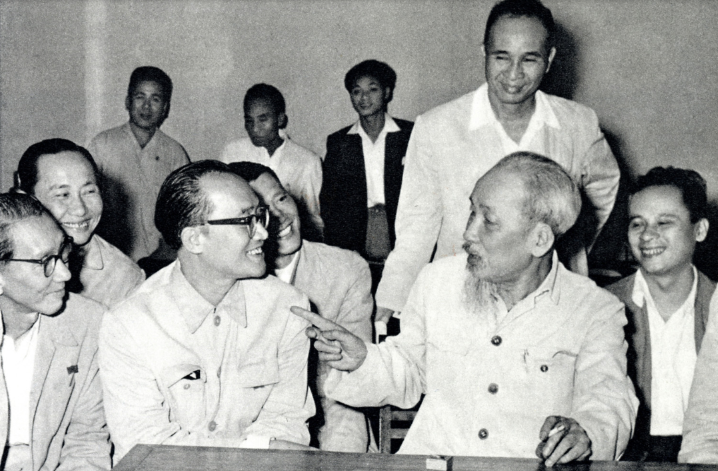 Chủ tịch Hồ Chí Minh nói chuyện thân mật với các đại biểu trí thức dự Hội nghị chính trị đặc biệt vào tháng 3-1964. Ảnh: TTXVN