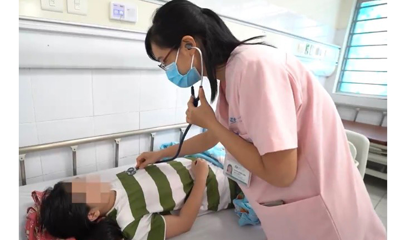 Điều trị cho trẻ mắc sốt xuất huyết tại bệnh viện. Ảnh: BV