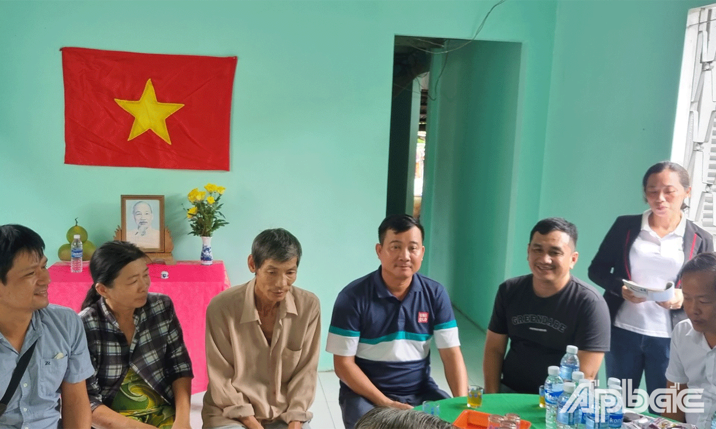 bàn giao nhà “Nghĩa tình đồng đội” cho ông Võ Minh Thế (khu phố Cá, thị trấn Tân Hiệp, huyện Châu Thành). 