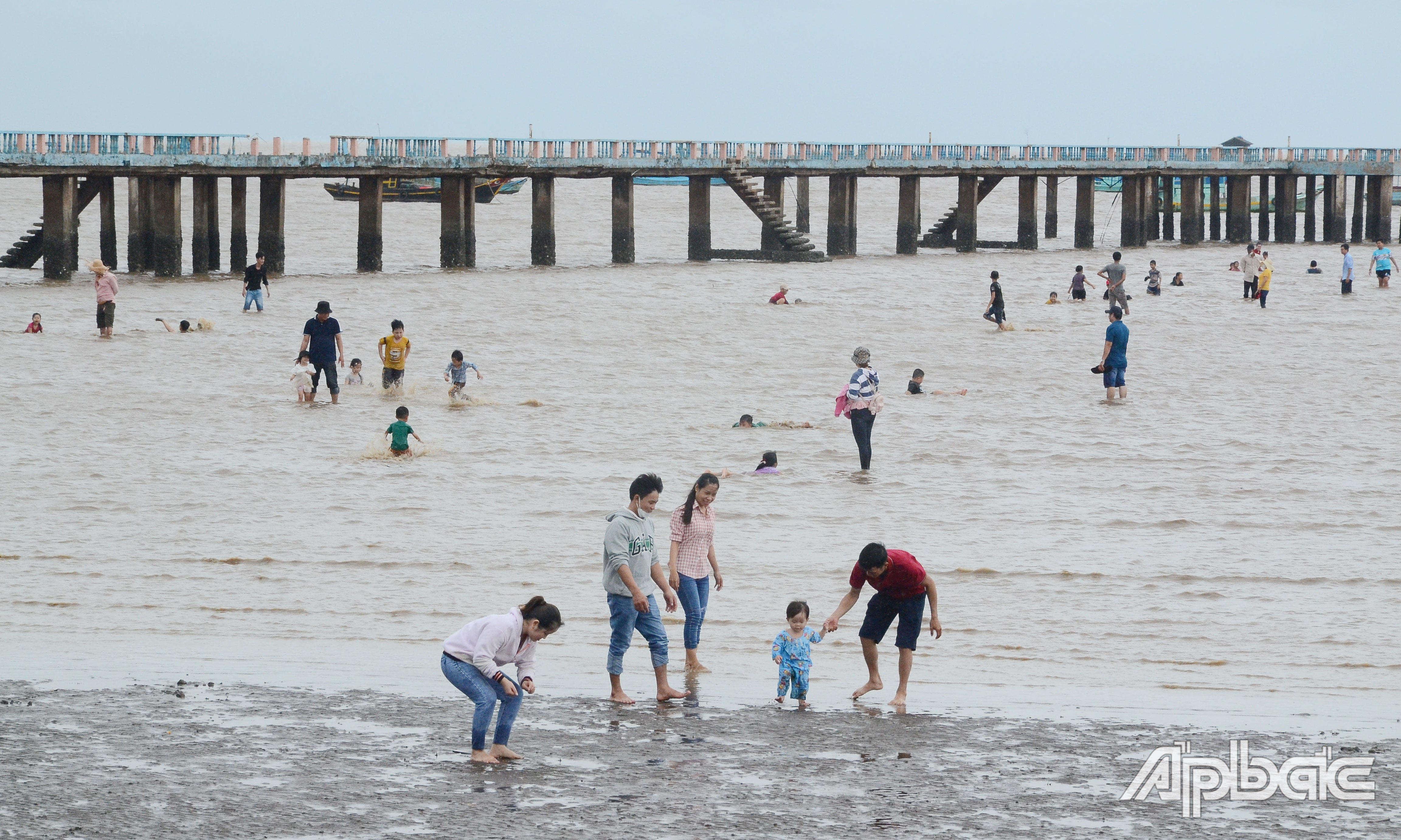 Khách du lịch đến Khu du lịch biển Tân Thành.