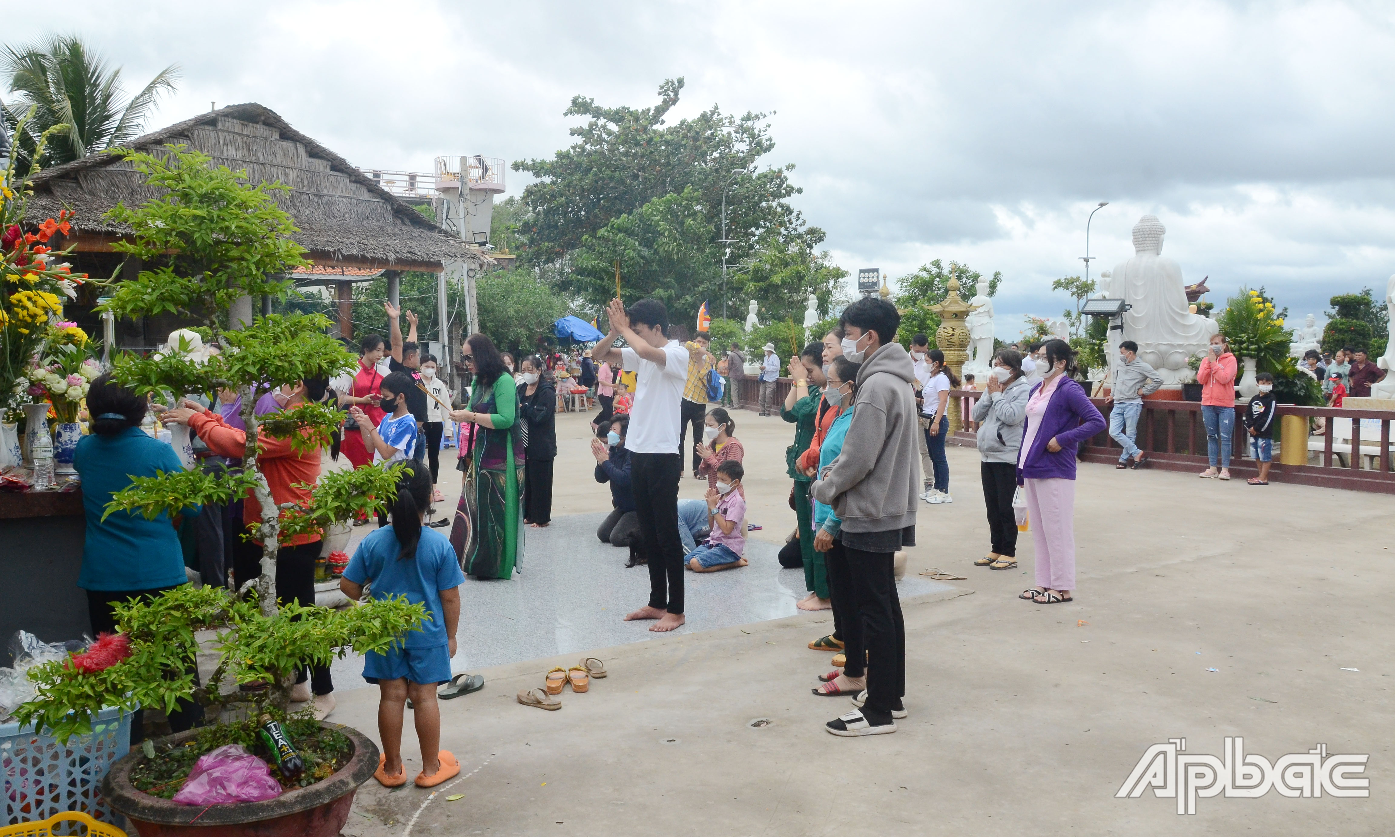 Khách du lịch đến Điểm du lịch tâm linh Niệm Phật Đường Liên Hoa vào dịp Lễ 2-9.
