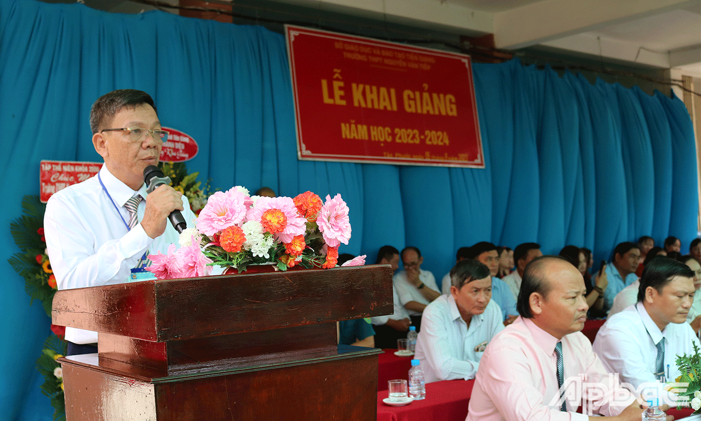 thầy Nguyễn Văn Năm Bí thư chi bộ, Hiệu trưởng nhà trường đã đọc diễn văn khai giảng và đánh tiếng trống khai giảng năm học 2023-2024.