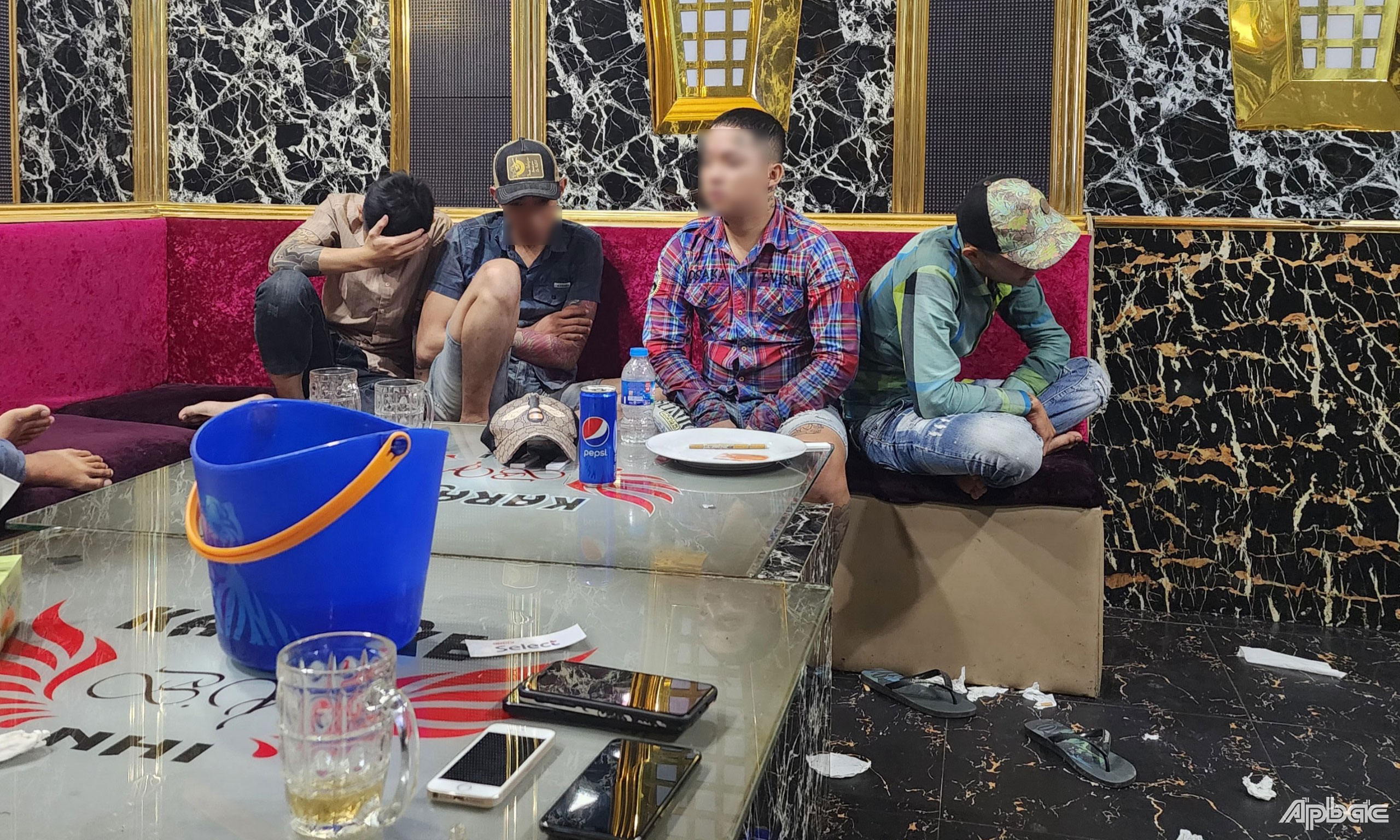 Các đối tượng có mặt tại phòng hát của quán karaoke.