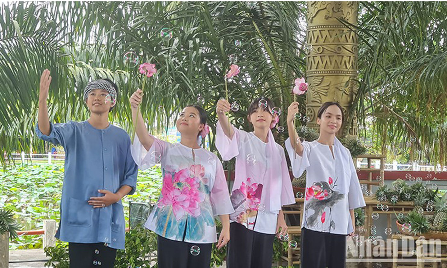 Bộ sưu tập áo bà ba sen hồng.