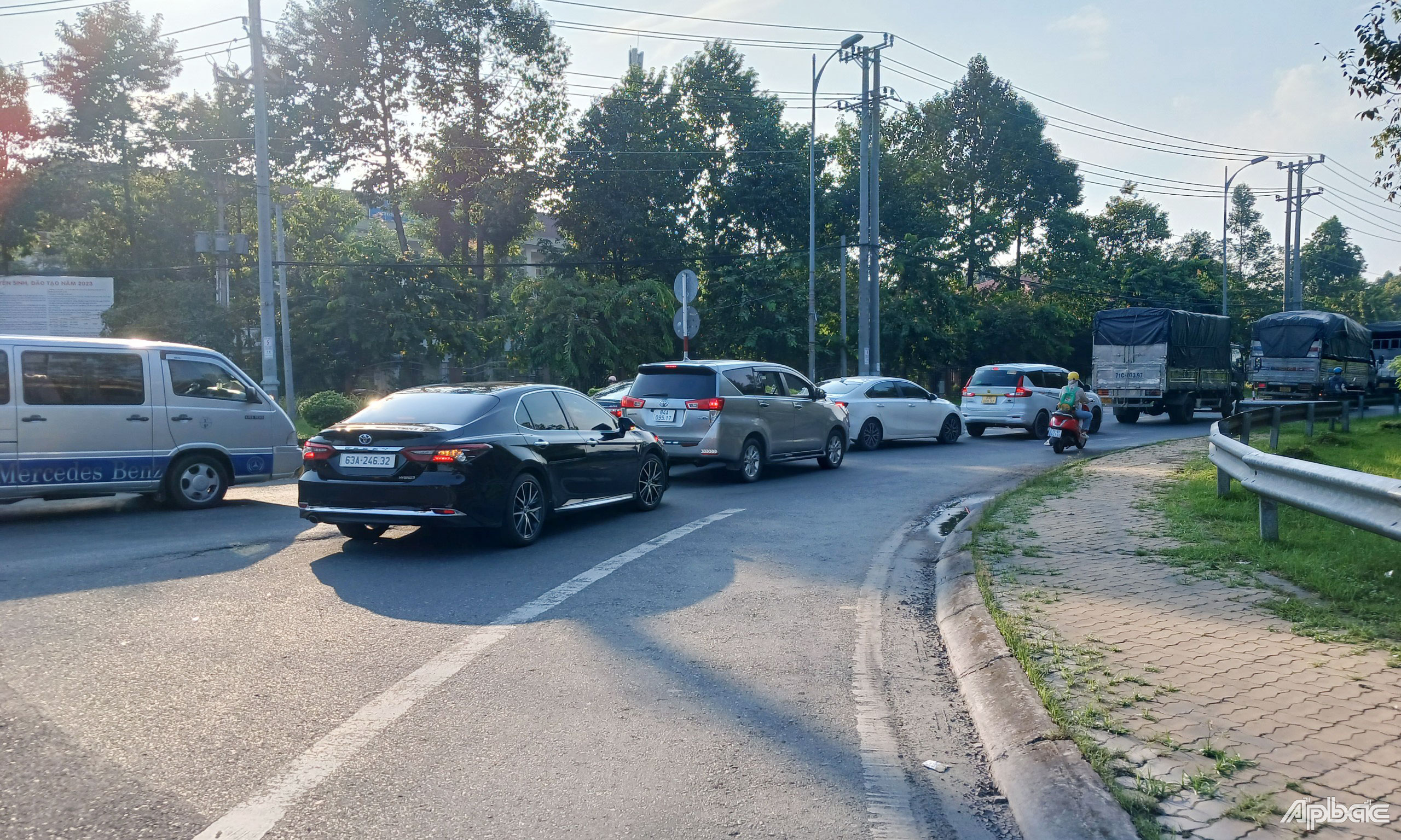 Phương tiện ùn ứ tại đường dẫn lên cầu Rạch Miễu.