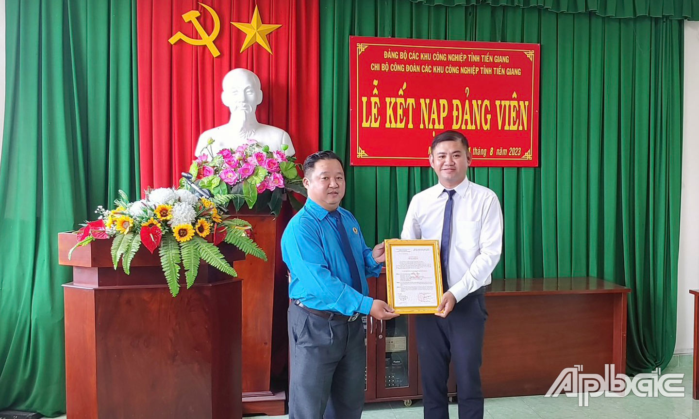 Anh Lê Quốc Trung tự hào khi đứng vào hàng ngũ của Đảng.
