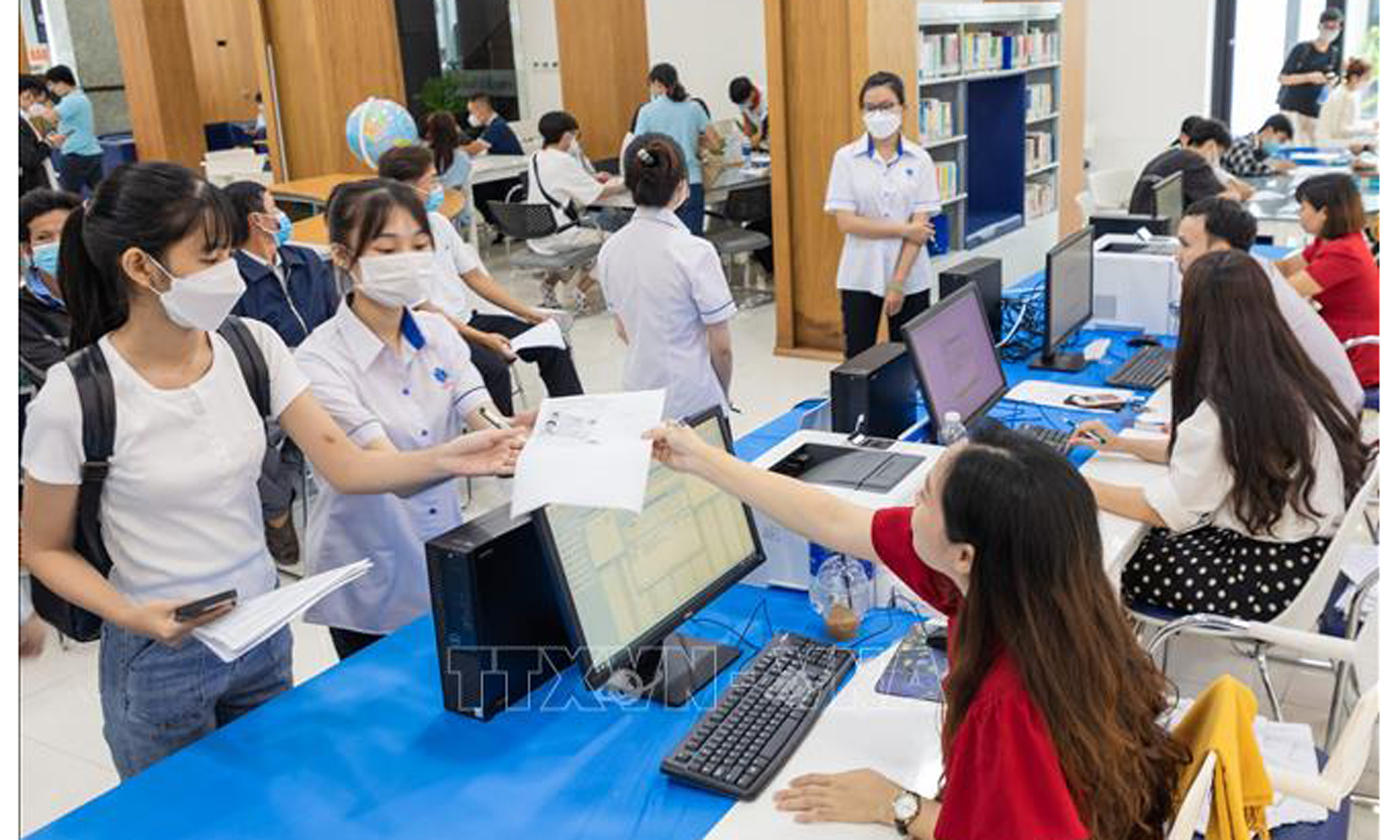 Thí sinh đến nhập học tại trường Đại học Công nghiệp Thực phẩm TP Hồ Chí Minh. Ảnh tư liệu: Thu Hoài/TTXVN