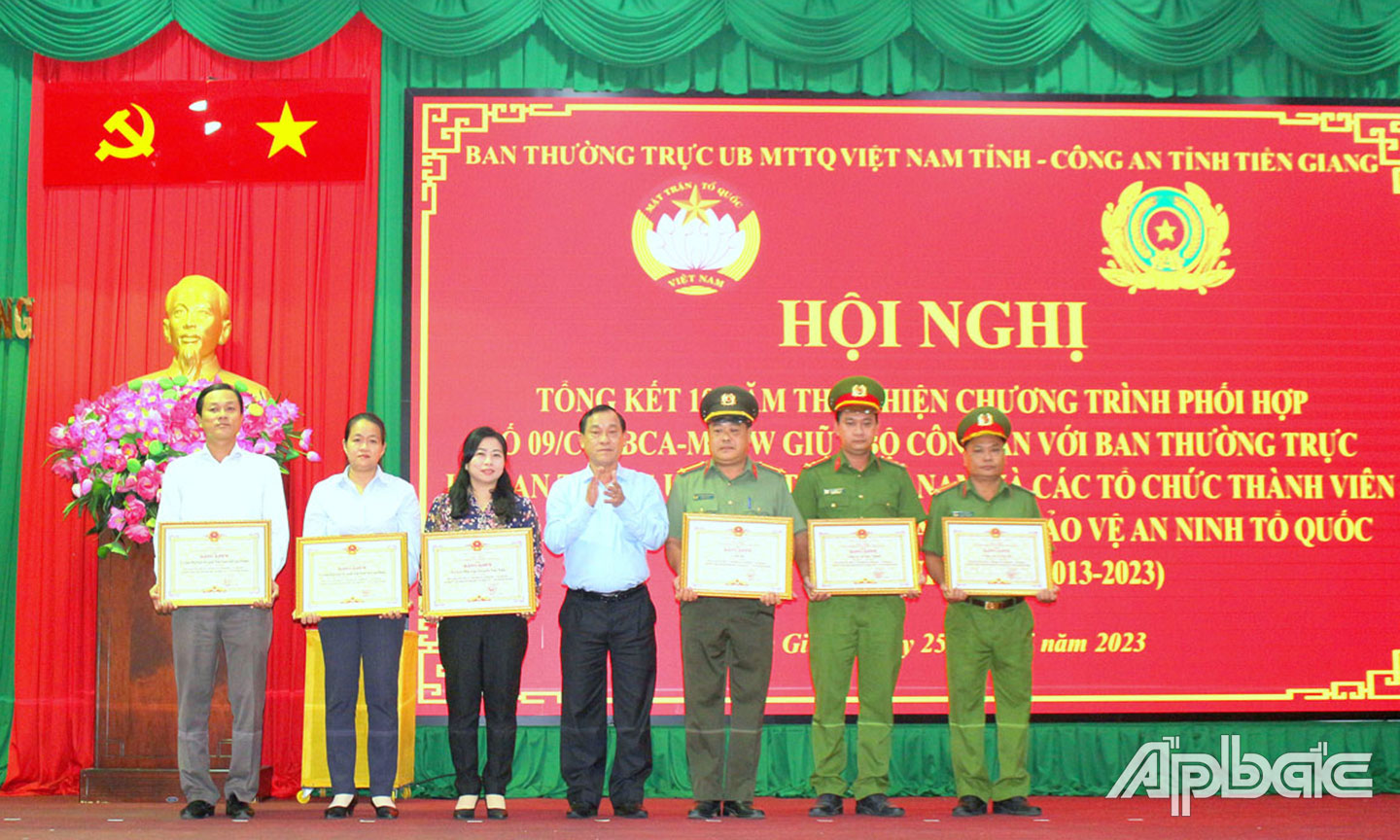  Đồng chí Nguyễn Văn Vĩnh, Phó Bí thư Tỉnh ủy, Chủ tịch UBND tỉnh Tiền Giang trao Bằng khen cho các tập thể có thành tích đóng góp  trong thực hiện phong trào TDBVANTQ trong tình hình mới giai đoạn 2013 - 2023.