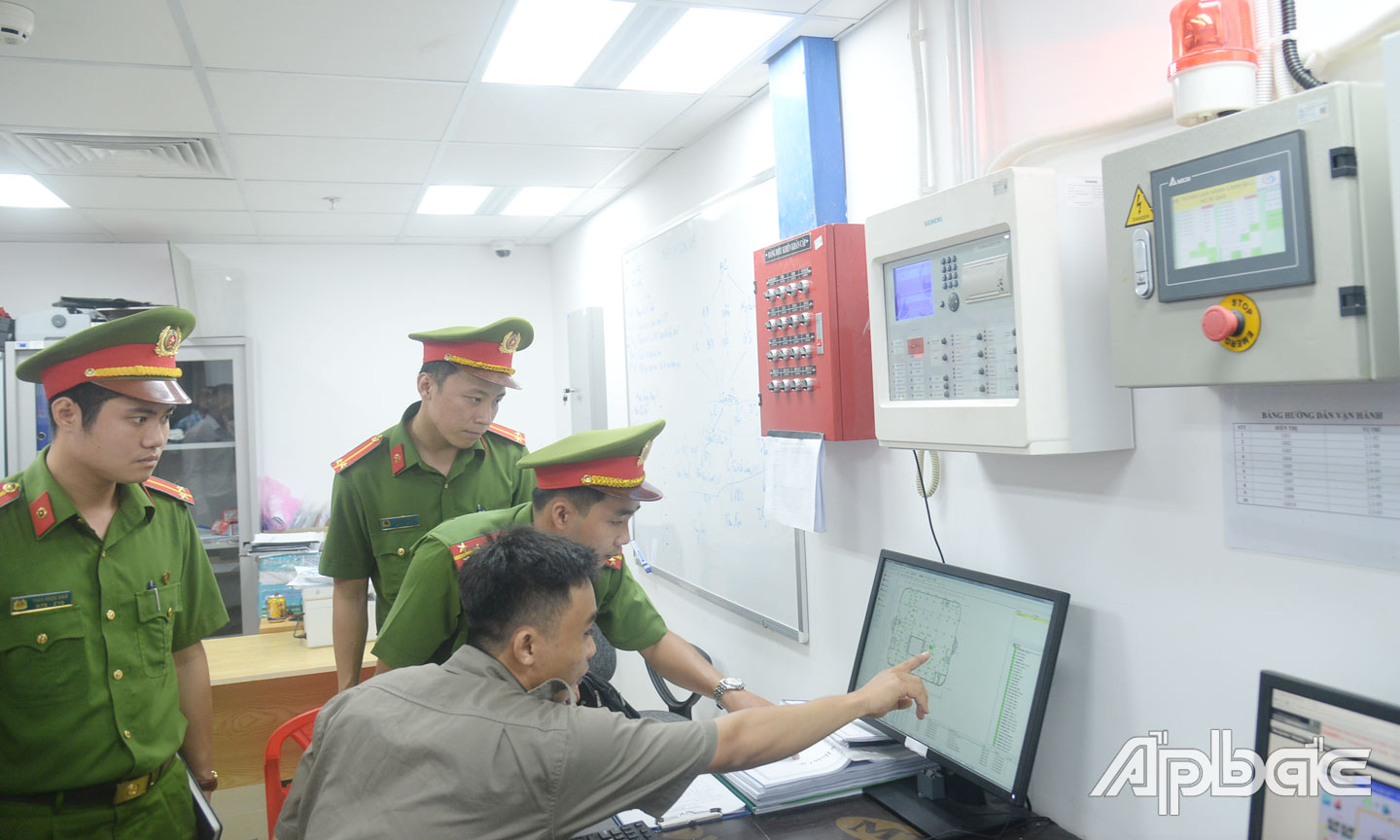 Cán bộ Phòng Cảnh sát PCCC và CNCH - Công an tỉnh kiểm tra hệ thống báo cháy, rò rỉ khí gas và báo sự cố tự động qua tin nhắn SMS tại Trung tâm Thương mại Vincom Plaza Mỹ Tho.