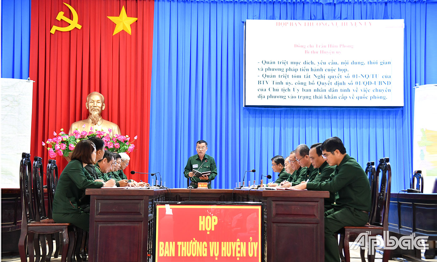 Cuộc họp Ban Thường vụ Huyện ủy (bất thường) ra Nghị quyết lãnh đạo chuyển địa phương vào trạng thái khẩn cấp quốc phòng.