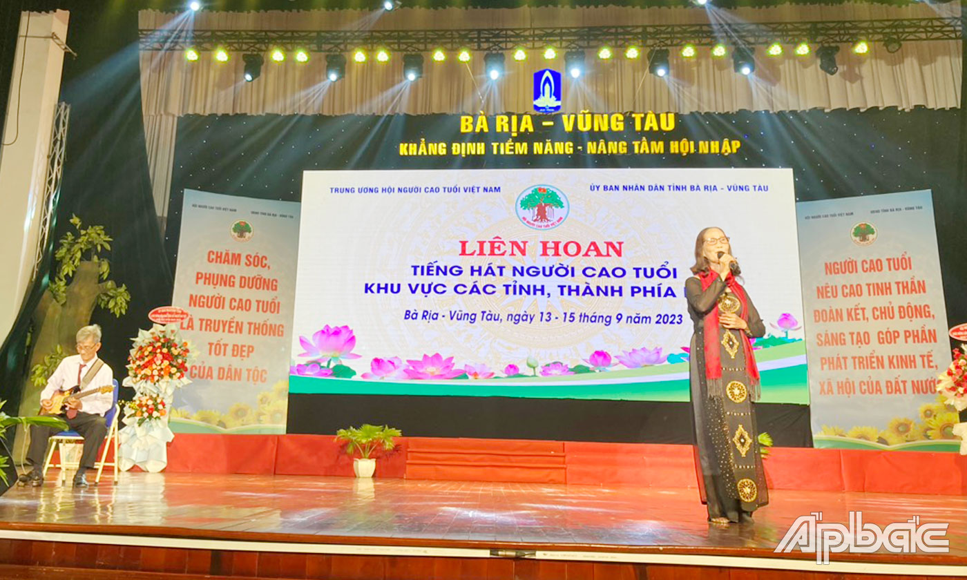 Hội Người cao tuổi tỉnh Tiền Giang biểu diễn tại Liên hoan Tiếng hát Người cao tuổi các tỉnh, thành phía Nam năm 2023 (Ảnh do Hội NCT tỉnh cung cấp) 