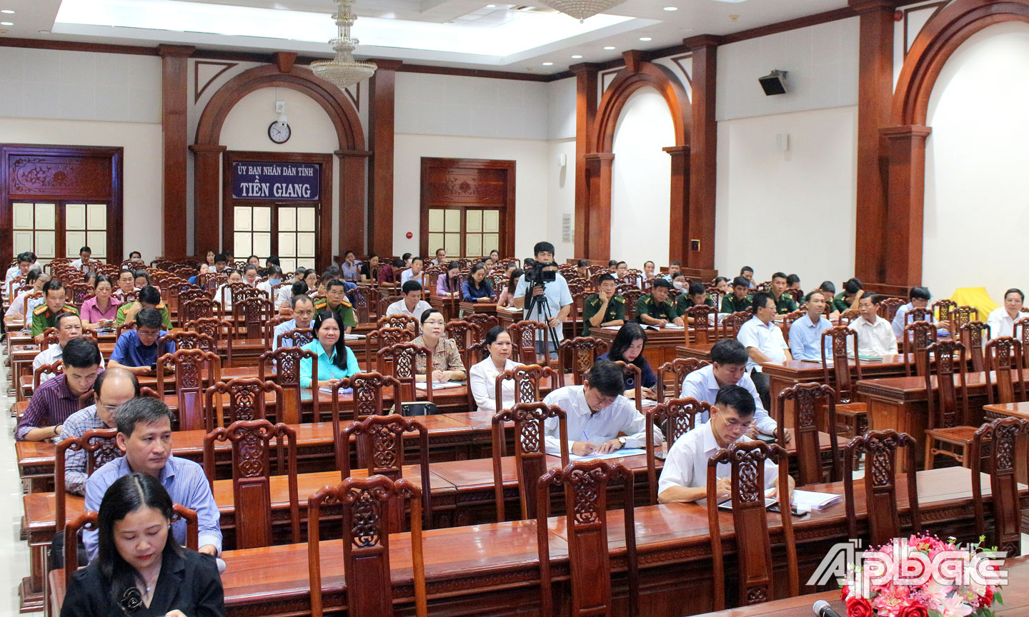 Quang cảnh đại biểu đến tham dự hội nghị tập huấn.