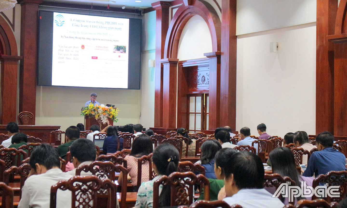 Quang cảnh Báo cáo viên trình bày các nội dung chuyên đề.
