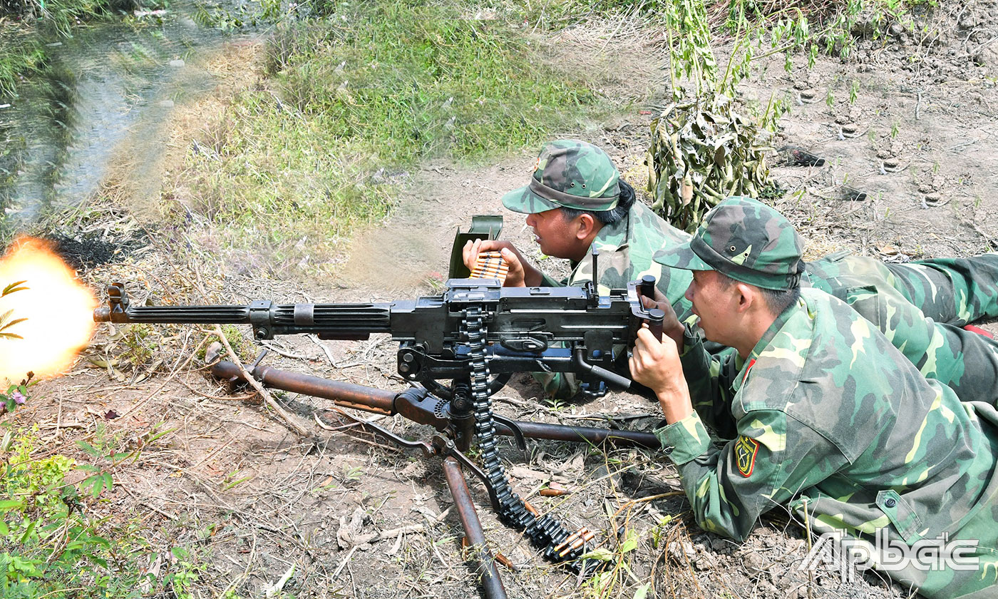 Thực binh tình huống đánh địch đổ bộ đường không.