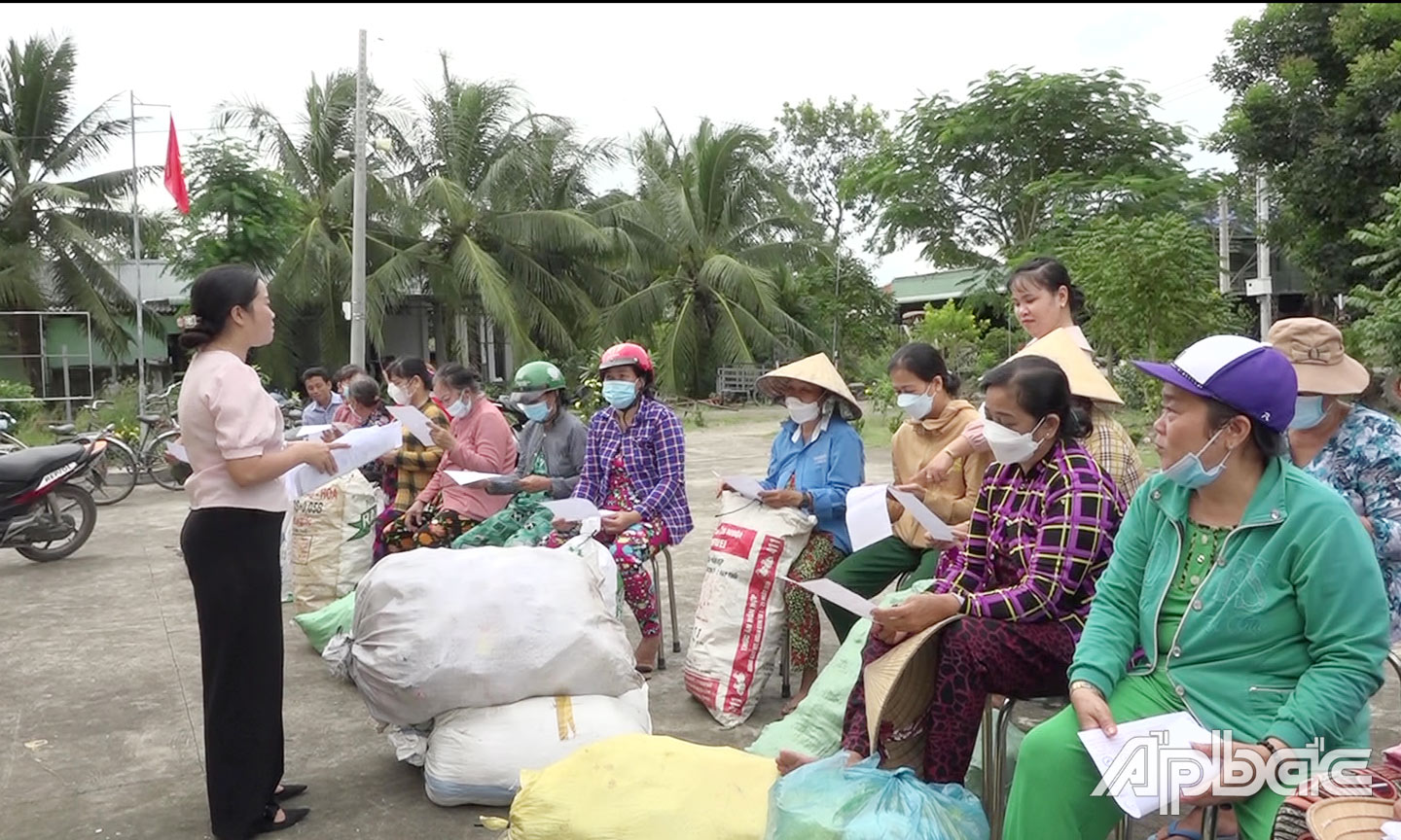 MTTQ, các đoàn thể từ huyện đến xã đẩy mạnh tuyên truyền, nâng cao ý thức người dân về BVMT. 