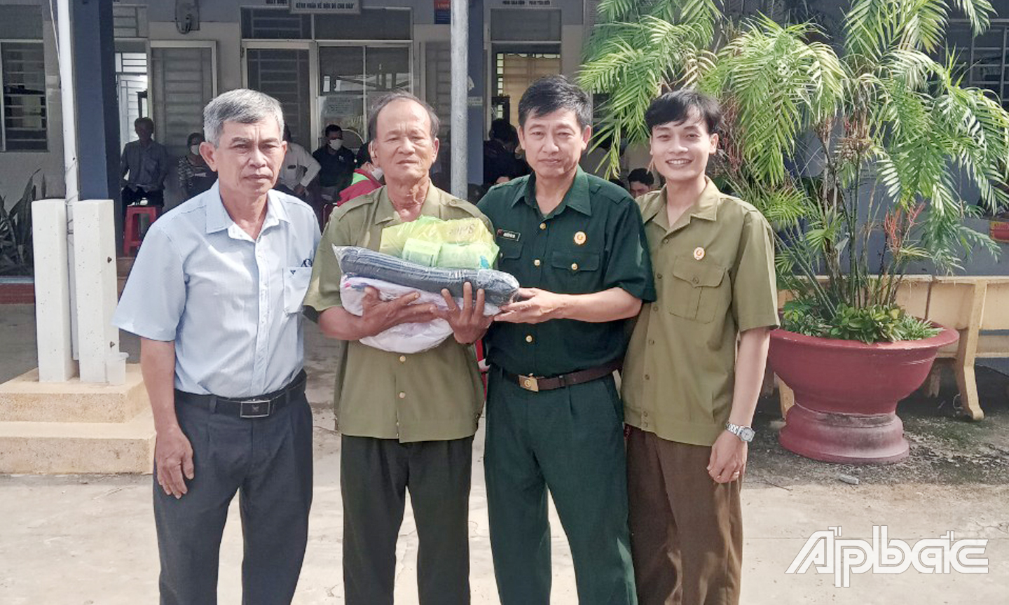 Các cấp Hội CCB huyện Gò Công Đông  thăm hỏi, tặng quà cho hội viên, CCB khó khăn.