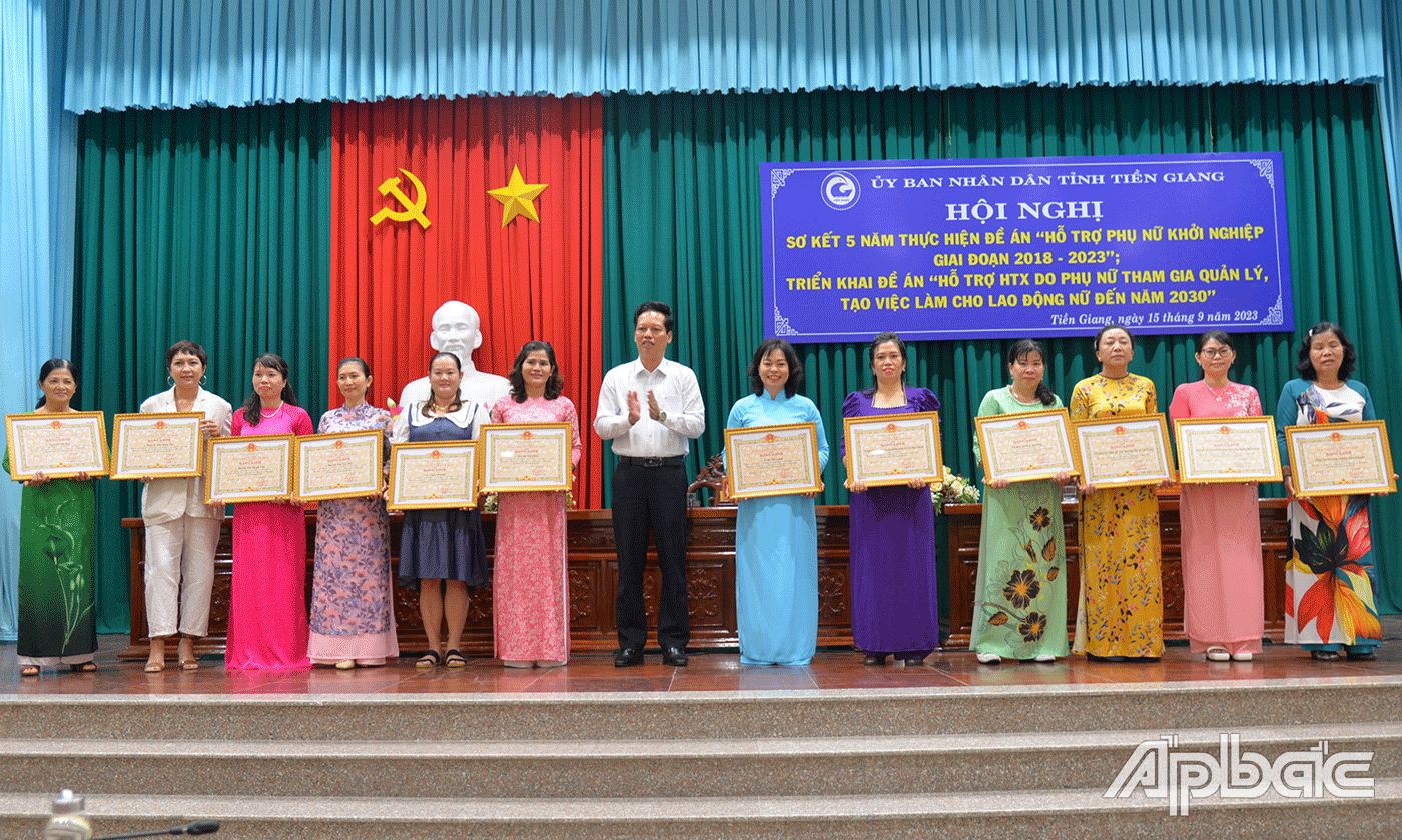 Trao Bằng khen của UBND tỉnh cho các tập thể, cá nhân.