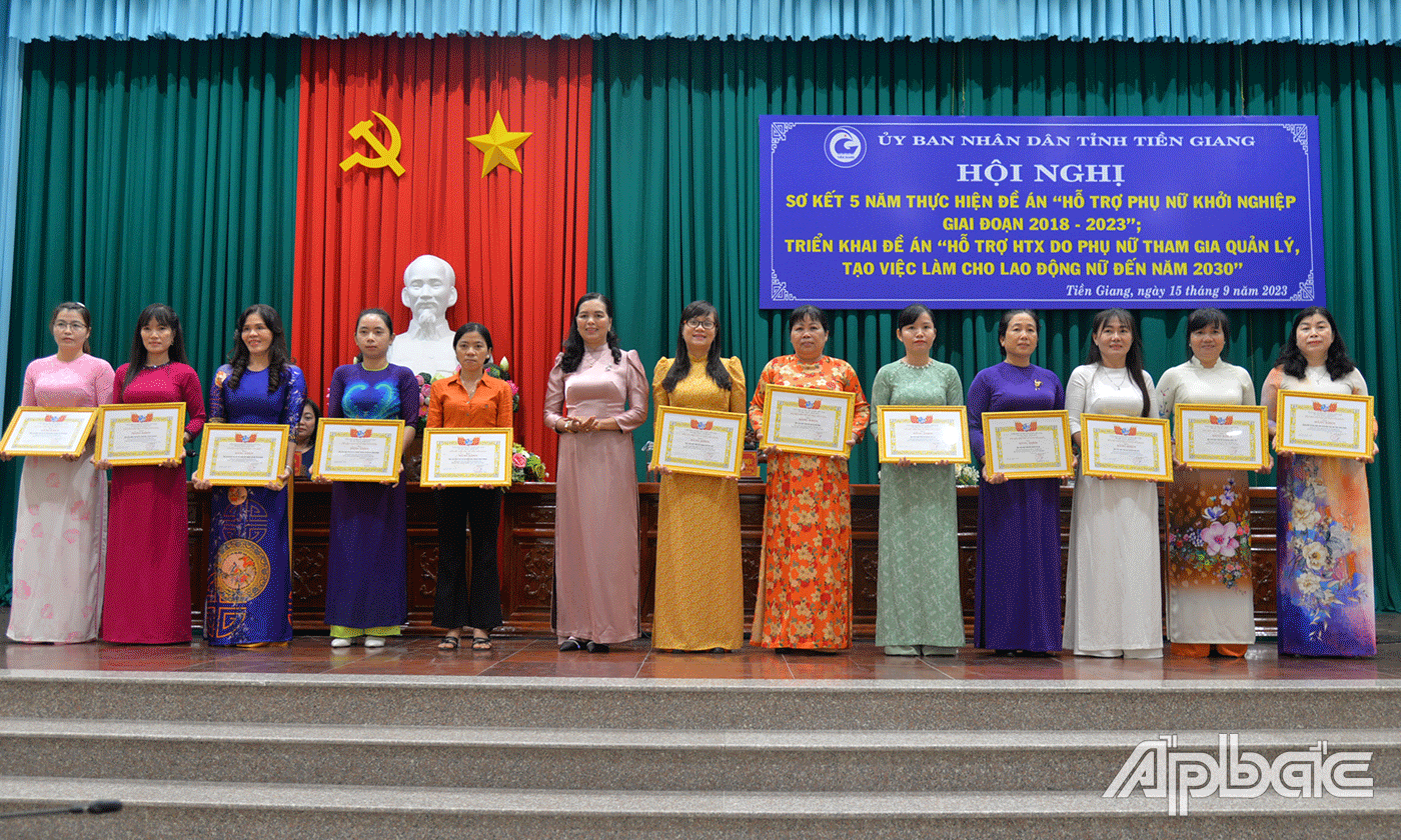 Trao Bằng khen của Hội LHPN tỉnh cho các tập thể, cá nhân.