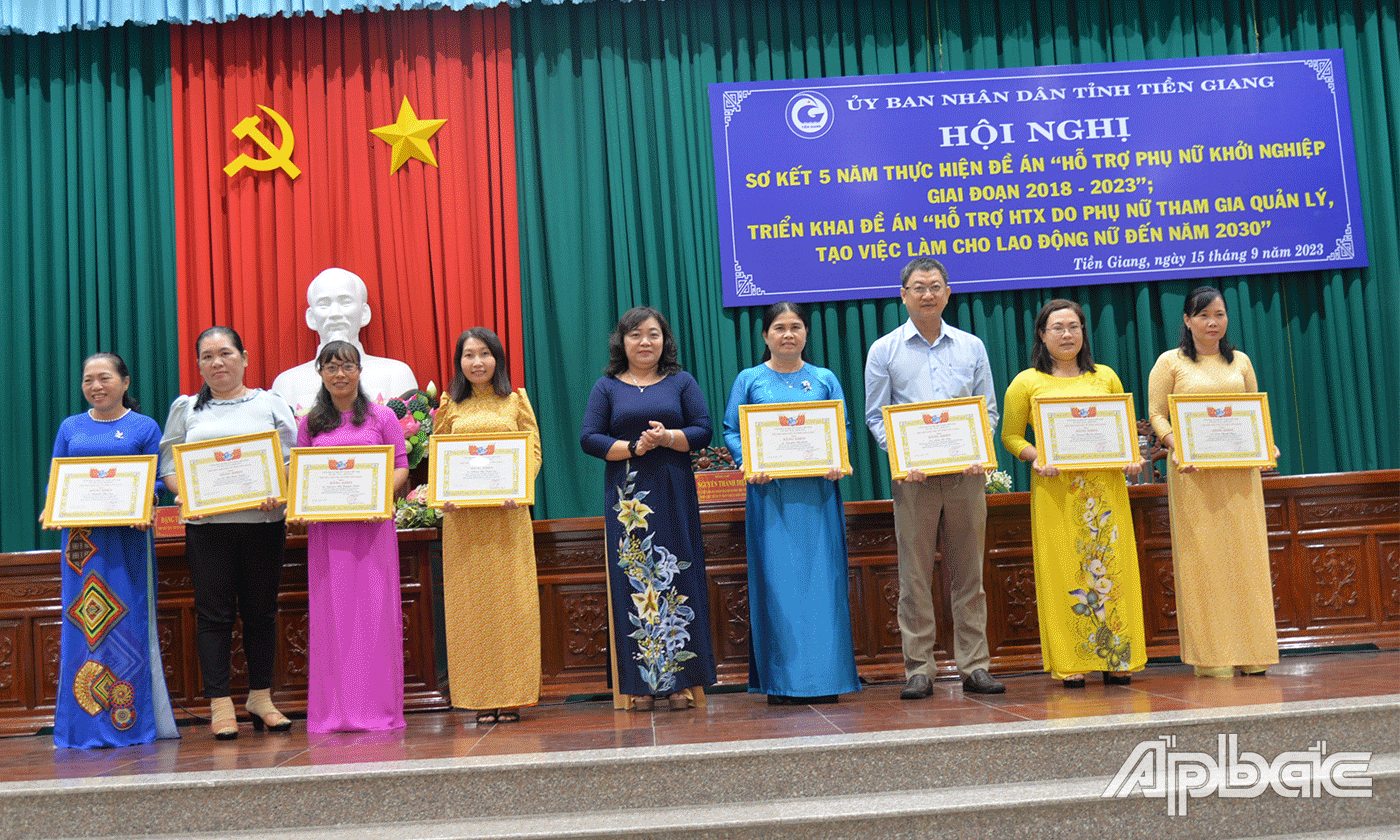 Trao Bằng khen của UBND tỉnh cho các tập thể, cá nhân.