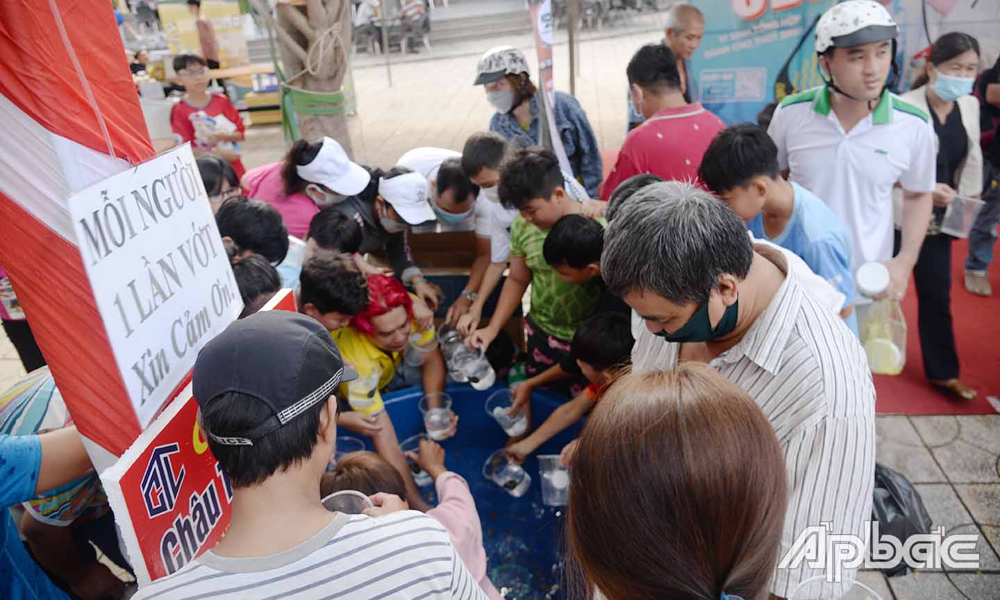 Người dân tham gia vớt cá miễn phí.